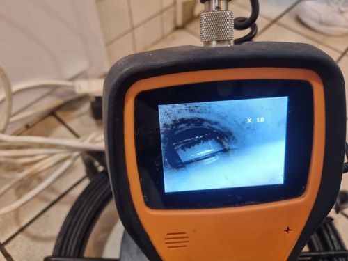 מסך מצלמת הצנרת מראה את פנים הצינור