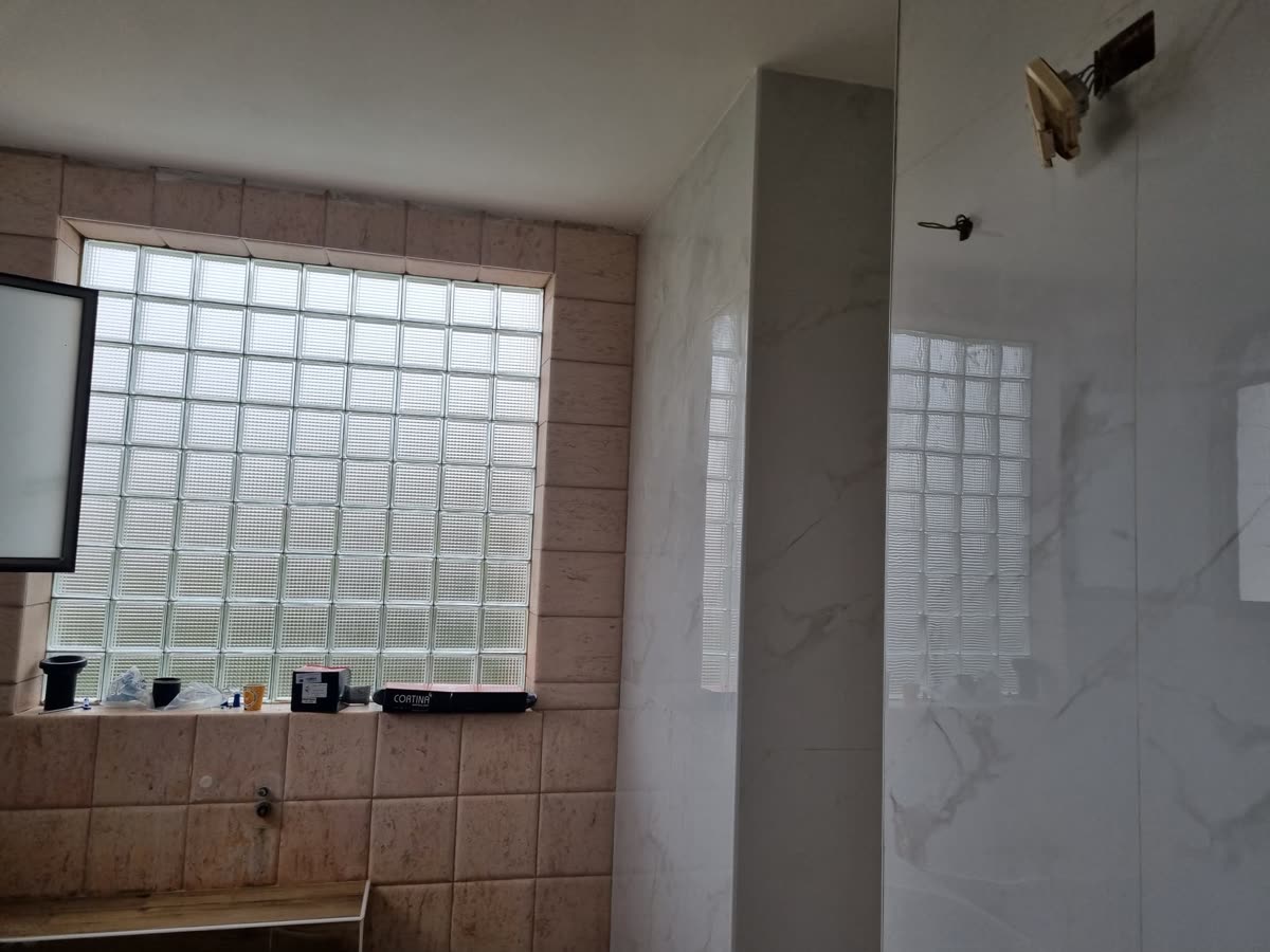 חדר רחצה עם חיפוי שיש לבן